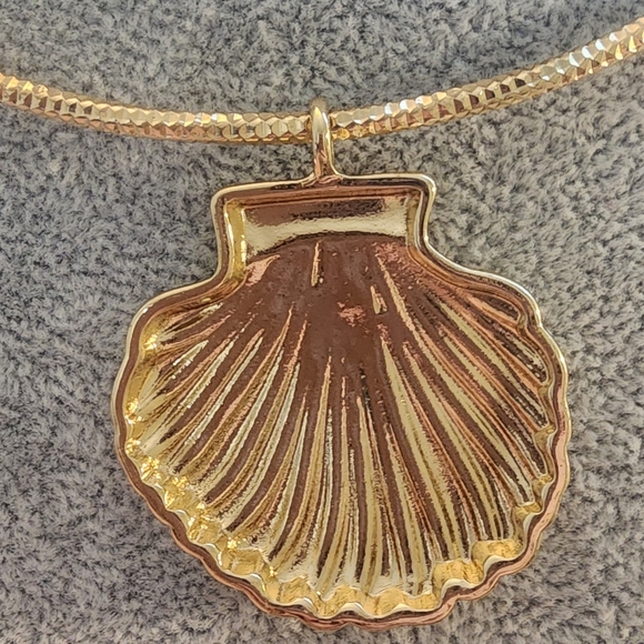 Elegant Gold Tone Shell Pendant Necklace - Picture 3 of 6